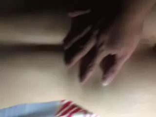 情人迷晕护士妹惨遭群P轮操内射，失神高潮不断！