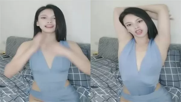 苗窕贫乳骚货足交玩弄狼友鸡巴让狼友后入操_