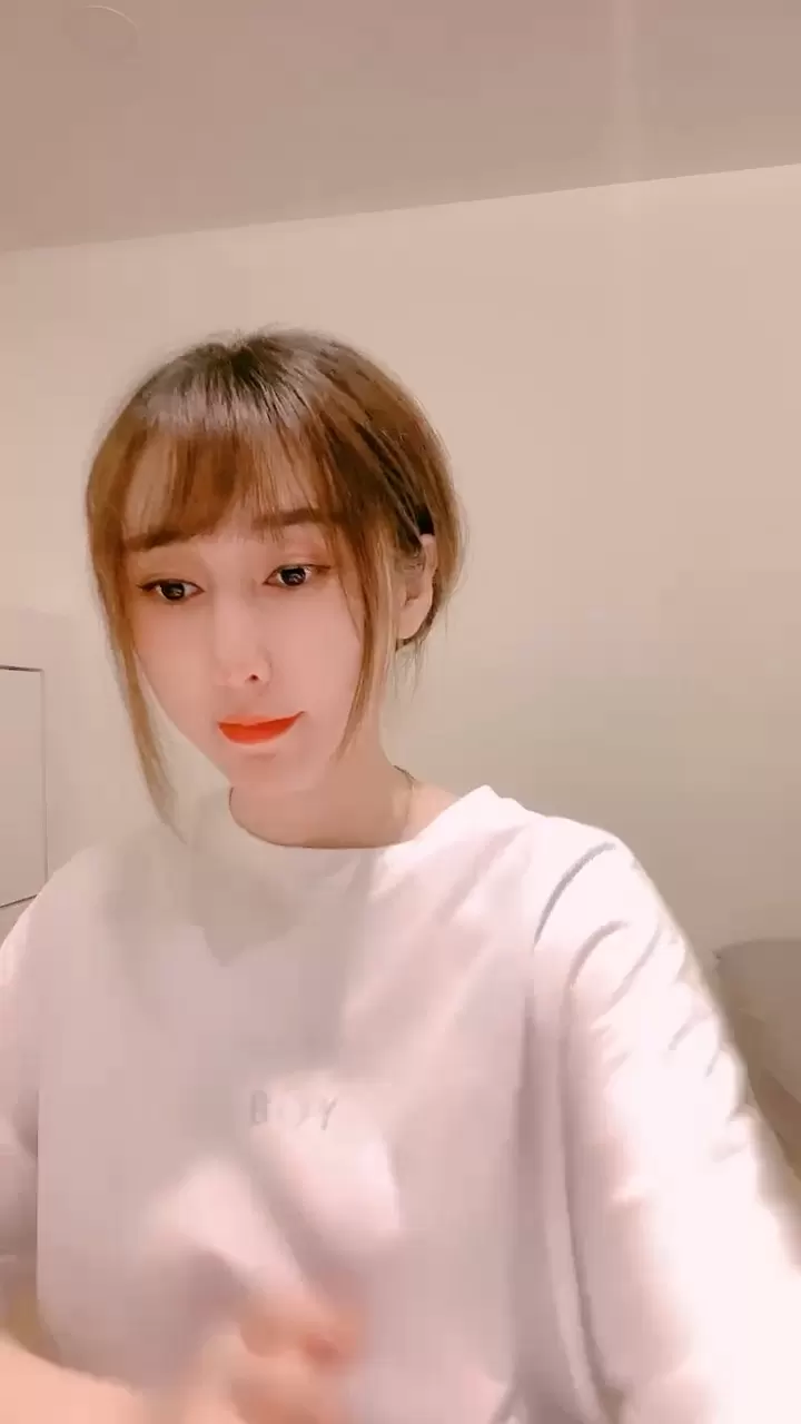 9分颜值甜美女神！情趣内衣黑色网袜！翘起大白臀，自摸揉搓小穴，拍打流出淫水，娇喘呻吟