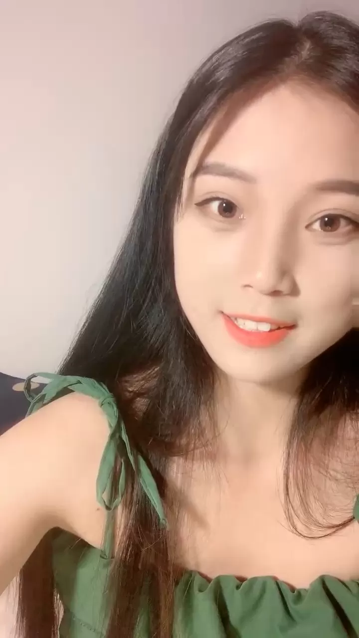 大学甜美学妹！近期下海性格活泼！收费房小秀一波，撩起衣服贫乳，骚穴特写，翘起屁股摇摆