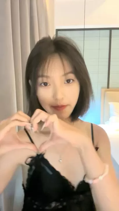 04年艺校妹妹！短发甜美颜值超顶！酒店一个人自慰，性感吊带睡衣，苗条身材贫乳，自摸多毛骚穴