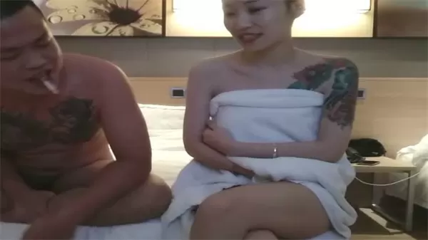 偷拍神作！纹身大哥重金爆操长腿贫乳纹身御姐