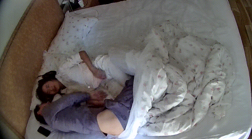 公寓酒店 6-2 男人在被窝里抠得女人正爽突然不抠了 还被锤了 然后女生直接自己骑上去动 狂野得很