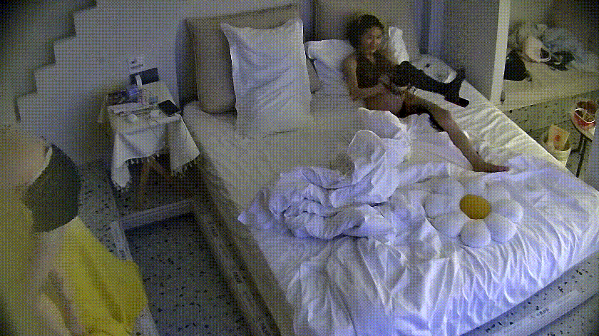 民宿酒店 6-4 清纯漂亮的邻家眼镜小美女 深夜换上分断式情趣内衣 全心配合 让男友在身上玩得尽兴